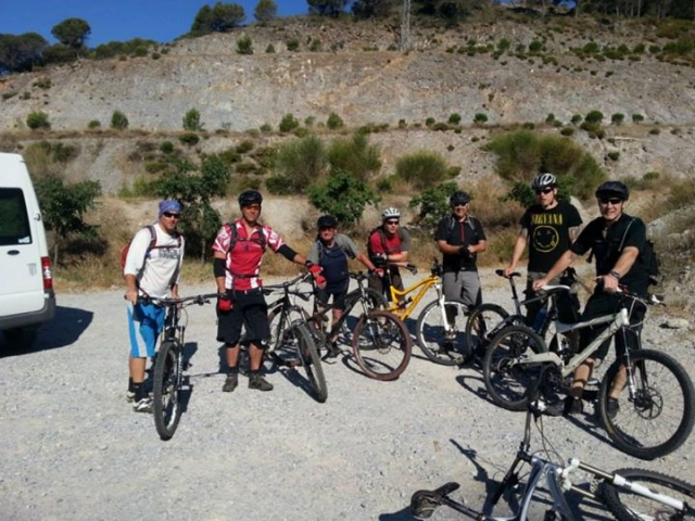Grupo de mountain bikes.jpg
